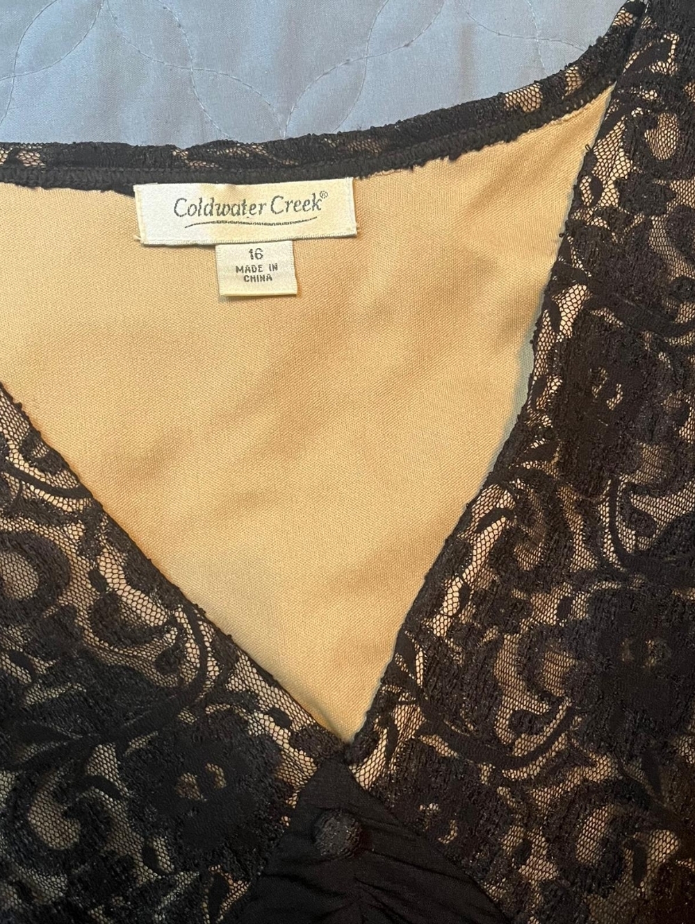 Elegant Black Dress With Lace Detail - Picture 4 of 4